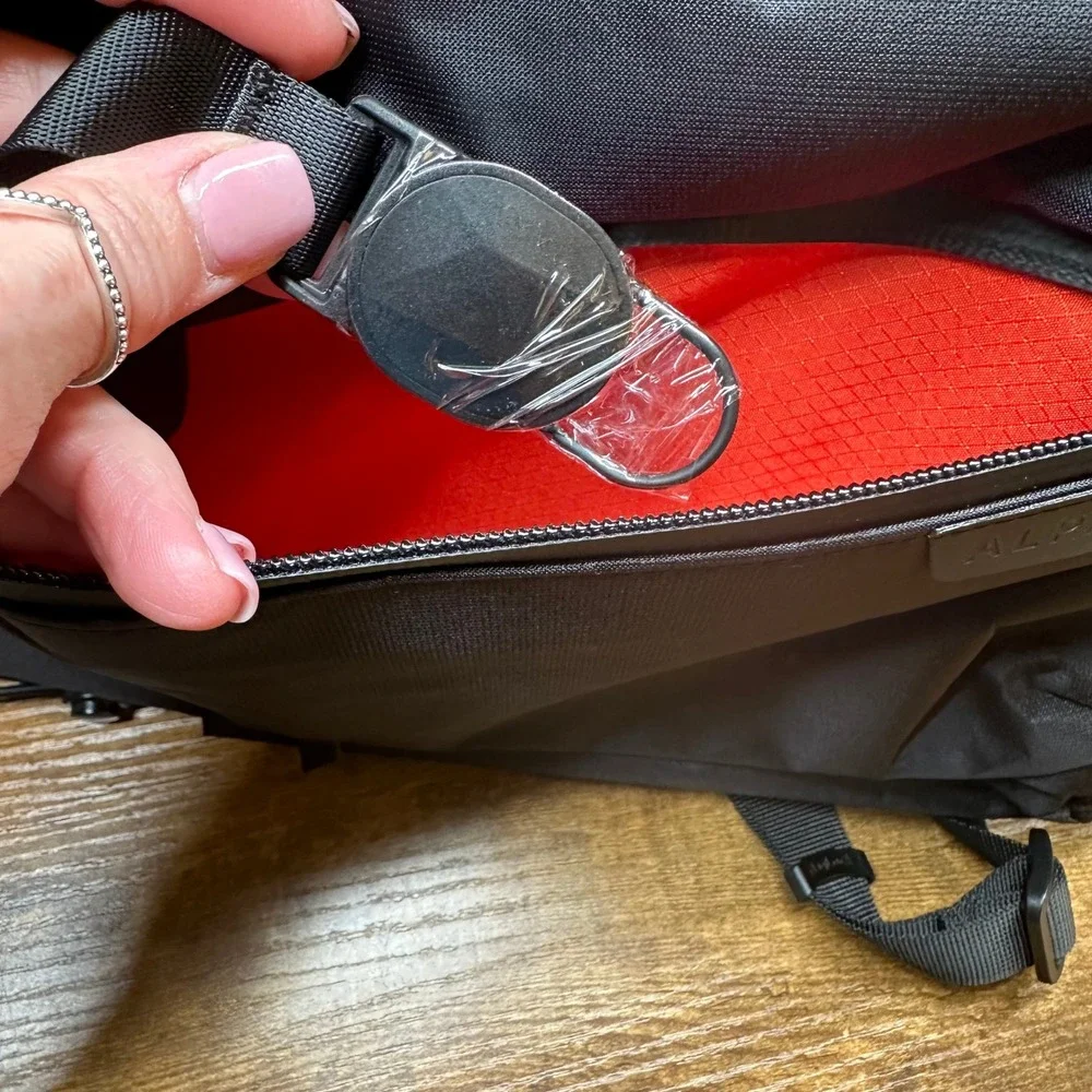 Alpaka metro crossbody